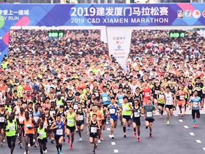 Hàng nghìn runner qua vạch xuất phát tại giải marathon ở Hạ Môn, Trung Quốc năm nay. Ảnh: XM