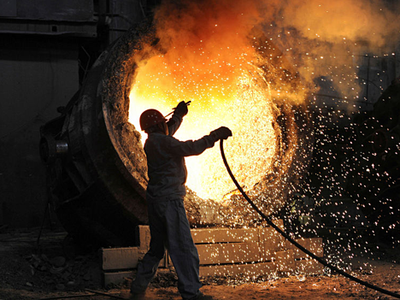 Công nhân làm việc trong một nhà máy thép ở Trung Quốc. Ảnh: Reuters