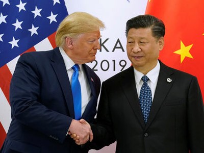 Tổng thống Mỹ Donald Trump (trái) gặp Chủ tịch Trung Quốc Tập Cận Bình bên lề hội nghị thượng đỉnh G20 ở Osaka, Nhật Bản, hồi cuối tháng trước. Ảnh: Reuters.