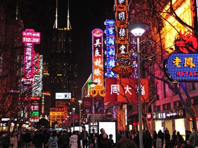 Ban đêm ở trung tâm thành phố Thượng Hải. Ảnh: Internet