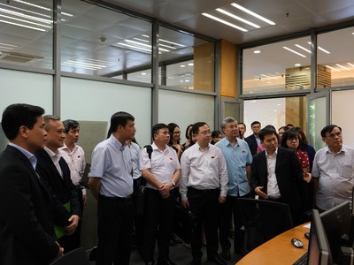 Đoàn đại biểu Quốc hội tới thăm Sở giao dịch chứng khoán Hà Nội.