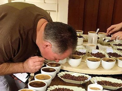 Uống một ly cà phê 'mất đứt' gần nửa chỉ vàng