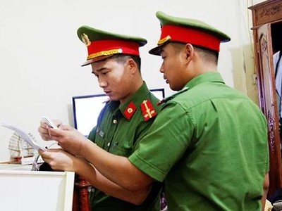 Cảnh sát kiểm tra hóa đơn, sổ sách tại công ty của bà Hậu. Ảnh: C.A