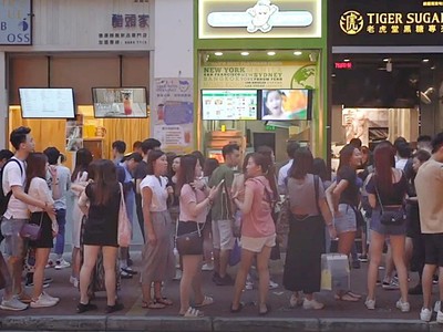 Trà sữa là thức uống hấp dẫn giới trẻ. Ảnh: SCMP.