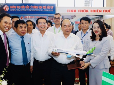 Thủ tướng Chính phủ thăm gian hàng của hãng hàng không Bamboo Airways tại Hội nghị (Ảnh:TTX).