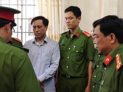 Ông Diệp Văn Thạnh, nguyên Chủ tịch UBND TP. Trà Vinh, nghe đọc quyết định khởi tố, bắt giam.