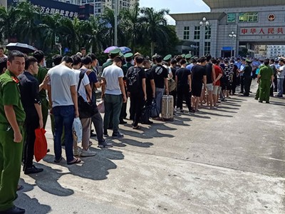 Công an tỉnh Quảng Ninh phối hợp với các đơn vị nghiệp vụ của Bộ Công an bàn giao 28 đối tượng cho Cục Công an TP.Đông Hưng (Trung Quốc) xử lý về hành vi điều hành sàn chứng khoán giả tại TP.Móng Cái, Quảng Ninh
Ảnh: công an cung cấp