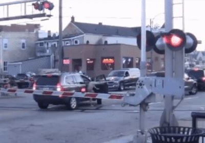 Cô gái lao ra khỏi ôtô dừng giữa đường tàu