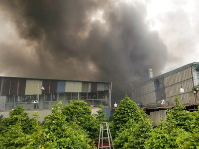 Hiện trường xảy ra vụ cháy lớn tại xưởng đúc tượng thạnh cao - Ảnh: Châu Tuấn.