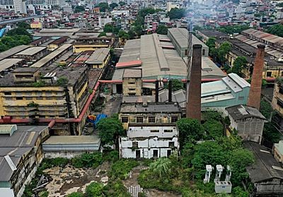 Khu vực đường Nguyễn Trãi một số nhà máy vẫn đang hoạt động dù luôn có tên trong danh sách các cơ sở ô nhiễm. Ảnh: Ngọc Thành