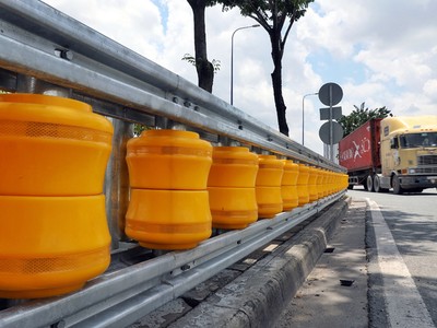 Hộ lan bánh xoay chống lật xe