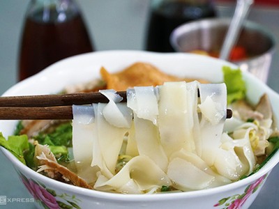 Chủ quán cho biết, sợi hủ tiếu được lấy từ một lò có thâm niên 50 năm ở Sài Gòn. Ảnh: Di Vỹ.