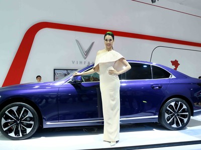Chân dài đọ dáng bên xe sang tại Vietnam Motor Show 2019