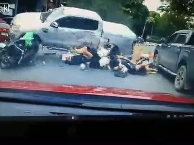 Ôtô bán tải húc bay nhóm học sinh đi xe máy