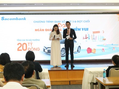 Khách hàng trúng thưởng xe Toyota Camry và hàng trăm quà tặng tại Sacombank