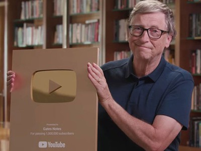 Bill Gates khoe nút vàng sau 7 năm chơi YouTube