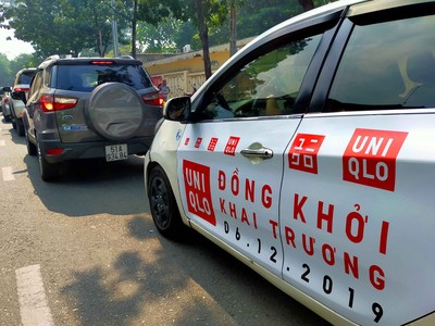 Cách chơi chữ đang được gắn lên các xe ô tô chạy trên các tuyến đường ở TP.HCM.