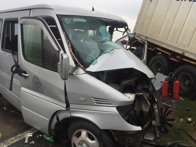 Đầu xe khách vỡ nát sau khi tông xe container. Ảnh: Phạm Linh.