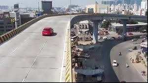 Ôtô bay khỏi đường trên cao, đè chết một người