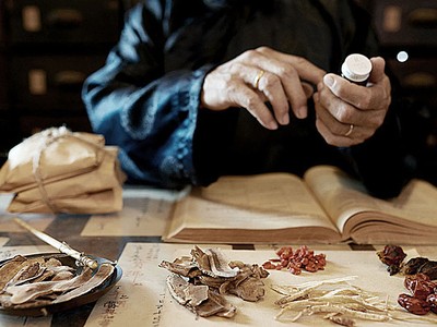 Nhóm bác sĩ tại Trung Quốc bị điều tra vì pha chế loại "nước uống trường thọ". Ảnh: Fit Life Martial Art.