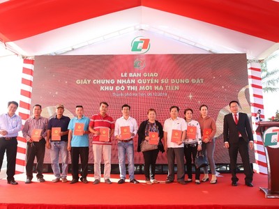 Lãnh đạo công ty C&T bàn giao giấy CNQSDĐ cho khách hàng tại KĐT mới Hà Tiên.