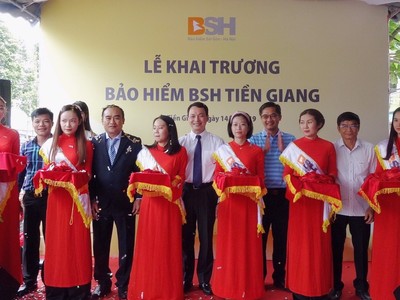 Ông Bùi Trung Kiên – Tổng giám đốc BSH cắt băng khai trương BSH Tiền Giang.