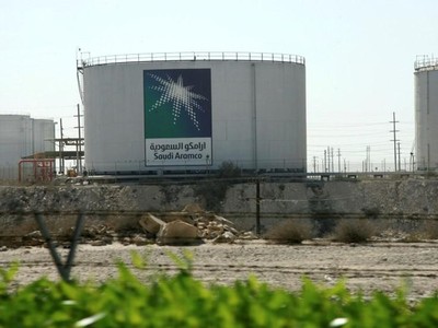 Bể chứa dầu bên ngoài trụ sở Aramco. Ảnh: Reuters.