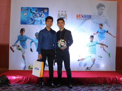 Bầu Hiển có 2 người con trai là Đỗ Vinh Quang (cầm bóng) và Đỗ Quang Vinh.