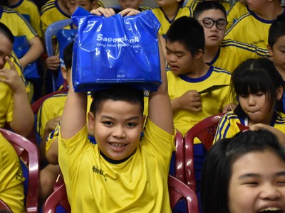 Niềm vui của các em nhỏ khi đón nhận sự quan tâm của Sacombank.