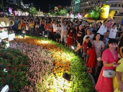 'Biển người' chen chân ở đường hoa Nguyễn Huệ