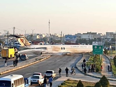 Máy bay tại Iran  trượt vào đường cao tốc