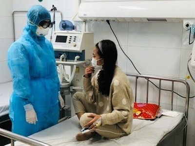 Nữ bệnh nhân đã hết sốt được 3 ngày, sức khỏe dần ổn định. Ảnh: Tô Hà.