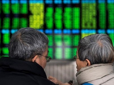 Trái với nhiều thị trường khác, chứng khoán Trung Quốc biểu thị màu xanh là giảm điểm, màu đỏ là tăng điểm. Ảnh: AFP