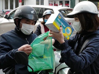 Người dân Hà Nội mua khẩu trang để phòng bệnh đường hô hấp. Ảnh: Ngọc Thành.