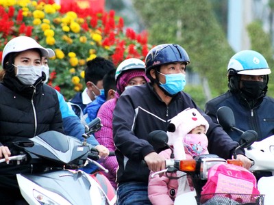 Người dân đeo khẩu trang khi tham gia giao thông ở Hải Phòng. Ảnh: Giang Chinh.