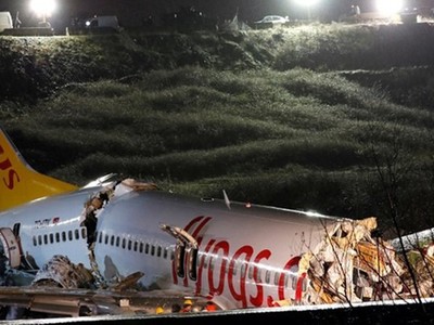 Hiện trường máy bay của Pegasus vỡ làm ba ở sân bay thành phố Istanbul hôm 5/2. Ảnh: Reuters.