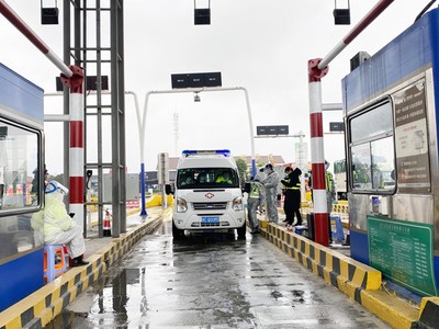 Xe cấp cứu bị dừng để kiểm tra tại trạm thu phí phía nam thành phố Ôn Châu, tỉnh Chiết Giang hôm 6/2. Ảnh: Washington Post.