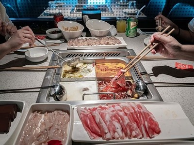 Khách hàng dùng bữa tại một cửa hàng của Haidilao ở Hong Kong. Ảnh: Bloomberg.