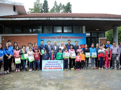 Đoàn Taiwan Excellence chụp ảnh lưu niệm cùng các mẹ và các con làng trẻ em SOS Hà Nội.