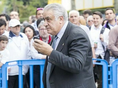 Lorenzo Sanz là chủ tịch Real từ năm 1995 đến 2000. Ảnh: EPA.