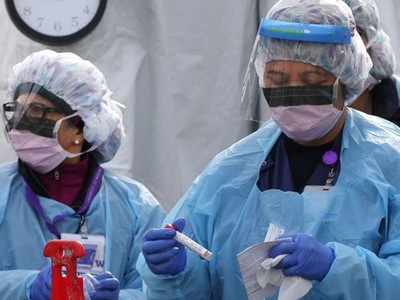 Y tá mặc đồ bảo hộ tại khu xét nghiệm Covid-19 ở trung tâm y tế Đại học Washington, Seattle. Ảnh: AFP.