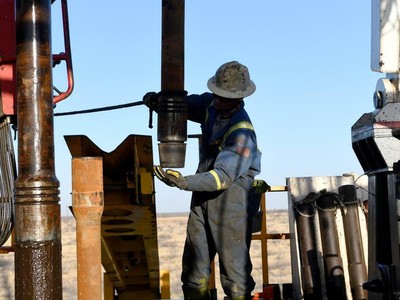 Công nhân tại một cơ sở khai thác dầu ở Texas (Mỹ). Ảnh: Reuters.