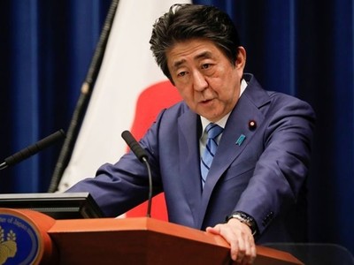 Thủ tướng Nhật Bản Shinzo Abe phát biểu trong cuộc họp báo về phản ứng của Nhật với Covid-19 tại Tokyo hôm 14/3. Ảnh: Reuters.