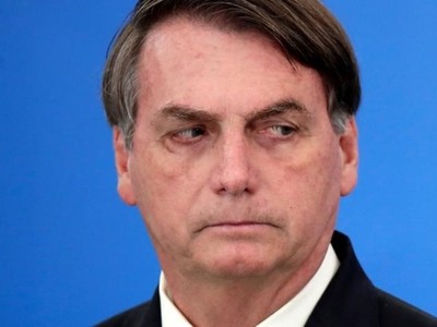 Tổng thống Brazil Bolsonaro công bố các biện pháp kinh tế trong đại dịch Covid-19 ở tại Brasilia hôm 27/3. Ảnh: Reuters.
