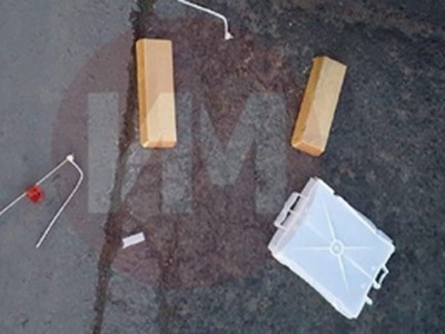 Hình ảnh 2 thỏi vàng nằm cạnh chiếc vali lan truyền trên mạng xã hội ở Nga.
