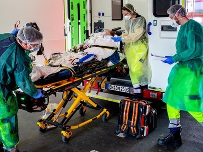 Nhân viên y tế chuyển bệnh nhân Covid-19 từ Italy tới bệnh viện ở phía tây nước Đức hôm 28/3. Ảnh: AFP.