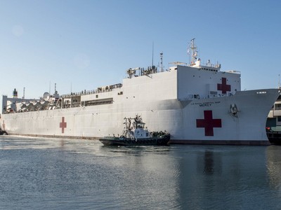Tàu bệnh viện USNS Mercy cập cảng Los Angeles hôm 27/3. Ảnh: US Navy.