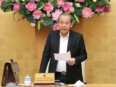 Phó Thủ tướng thường trực Trương Hoà Bình chủ trì cuộc họp xử lý 12 dự án yếu kém ngành Công Thương, ngày 3/4. Ảnh: VGP.