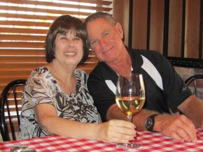 Stuart Baker và Adrian Baker, căp vợ chồng qua đời hôm 29/3 vì các biến chứng từ Covid-19. Ảnh: ABC.