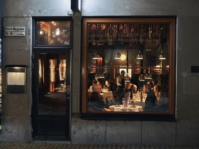 Thủ tướng Thụy Điển Stefan Lofven thông báo sẽ đóng cửa các trường đại học và trung học. Không có thông báo nào về các trường cấp thấp hơn như mẫu giáo và tiểu học. Trong ảnh, người dân ngồi ăn trong một nhà hàng tại Stockholm hôm 25/3. Ảnh: AP.